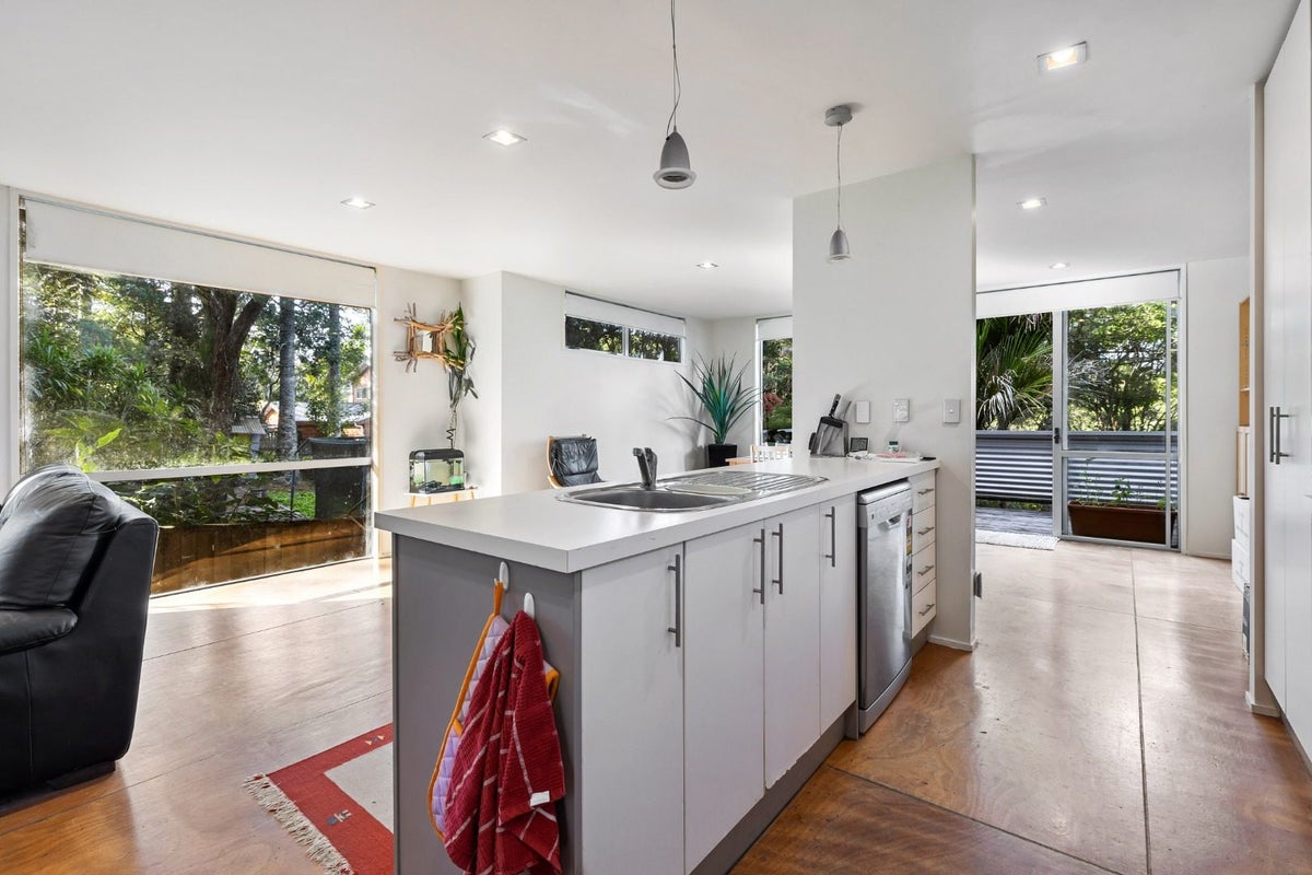 209 Laingholm Drive, Laingholm, Auckland - Carousel 1