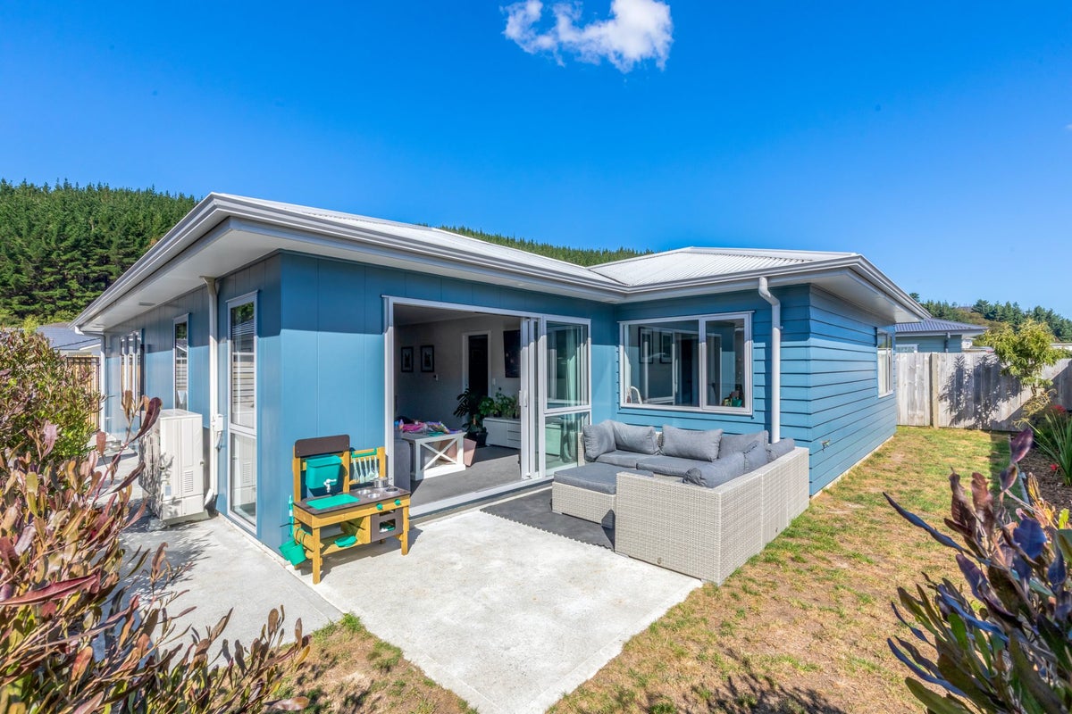 8 Peter Tapp Way, Wainuiomata, Lower Hutt - Carousel 1