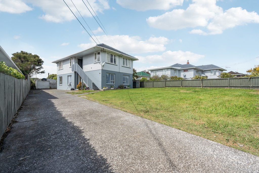 43 Flanshaw Road, Te Atatu South, Auckland - Carousel 1