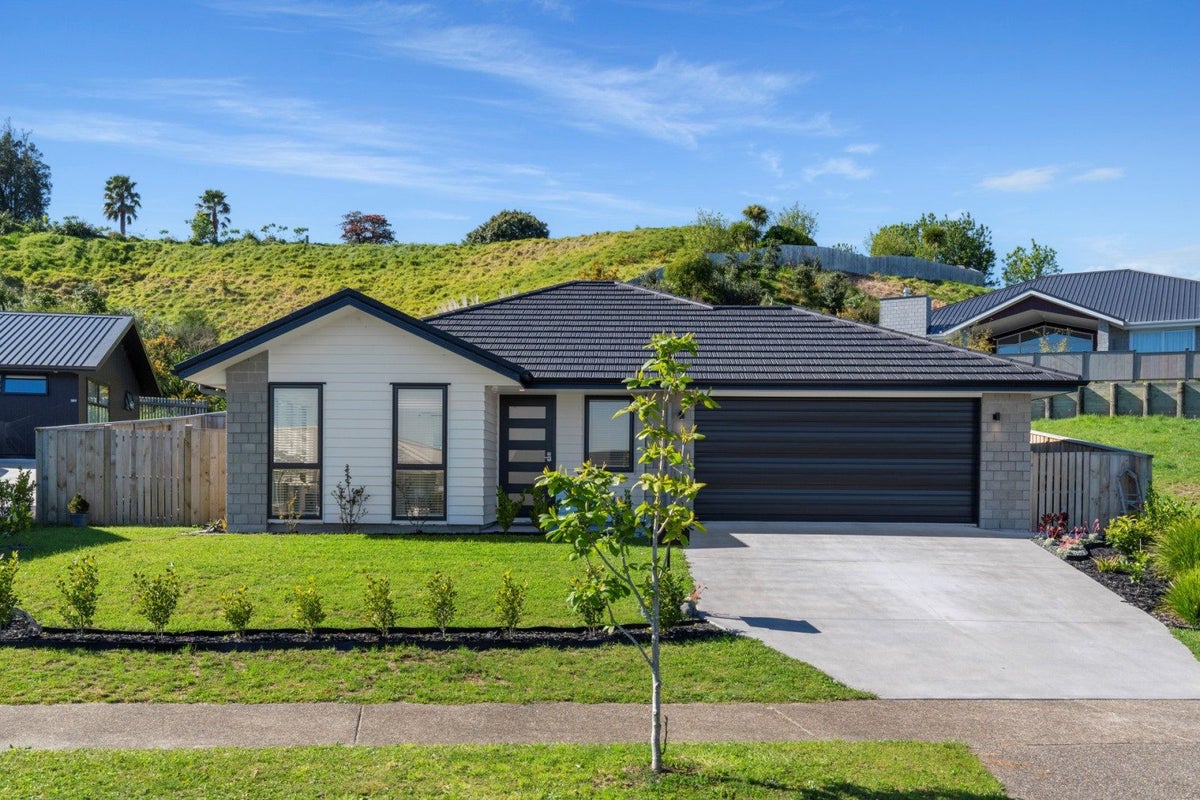 83 Whakaturou Crescent, Pyes Pa, Tauranga - Carousel 2