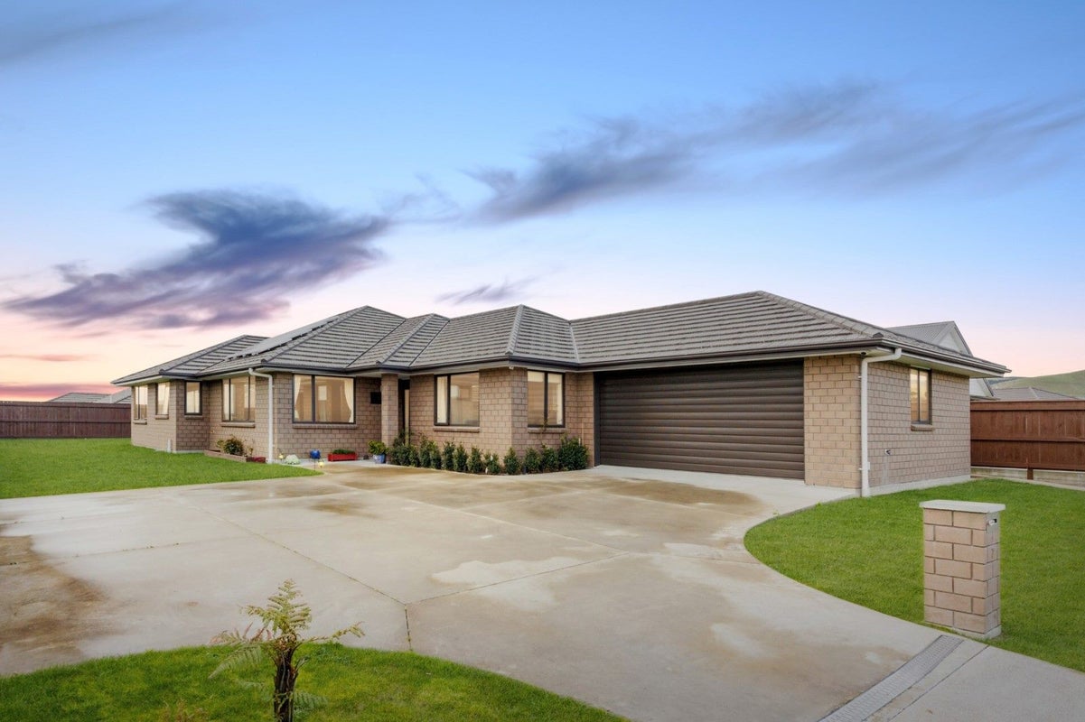 7 Cyprus Place, Fitzherbert, Palmerston North - Carousel 1