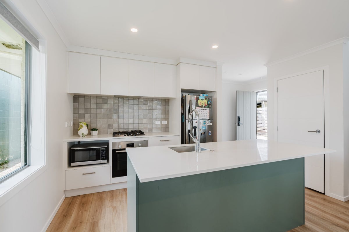 1/18 Pickering Crescent, Chedworth, Hamilton - Carousel 2