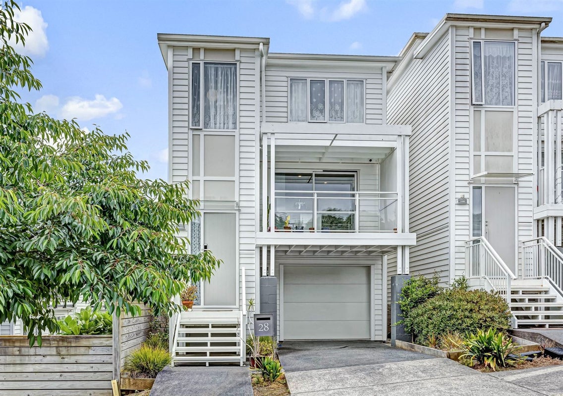 28 Fernly Rise, Flat Bush, Auckland - Carousel 1