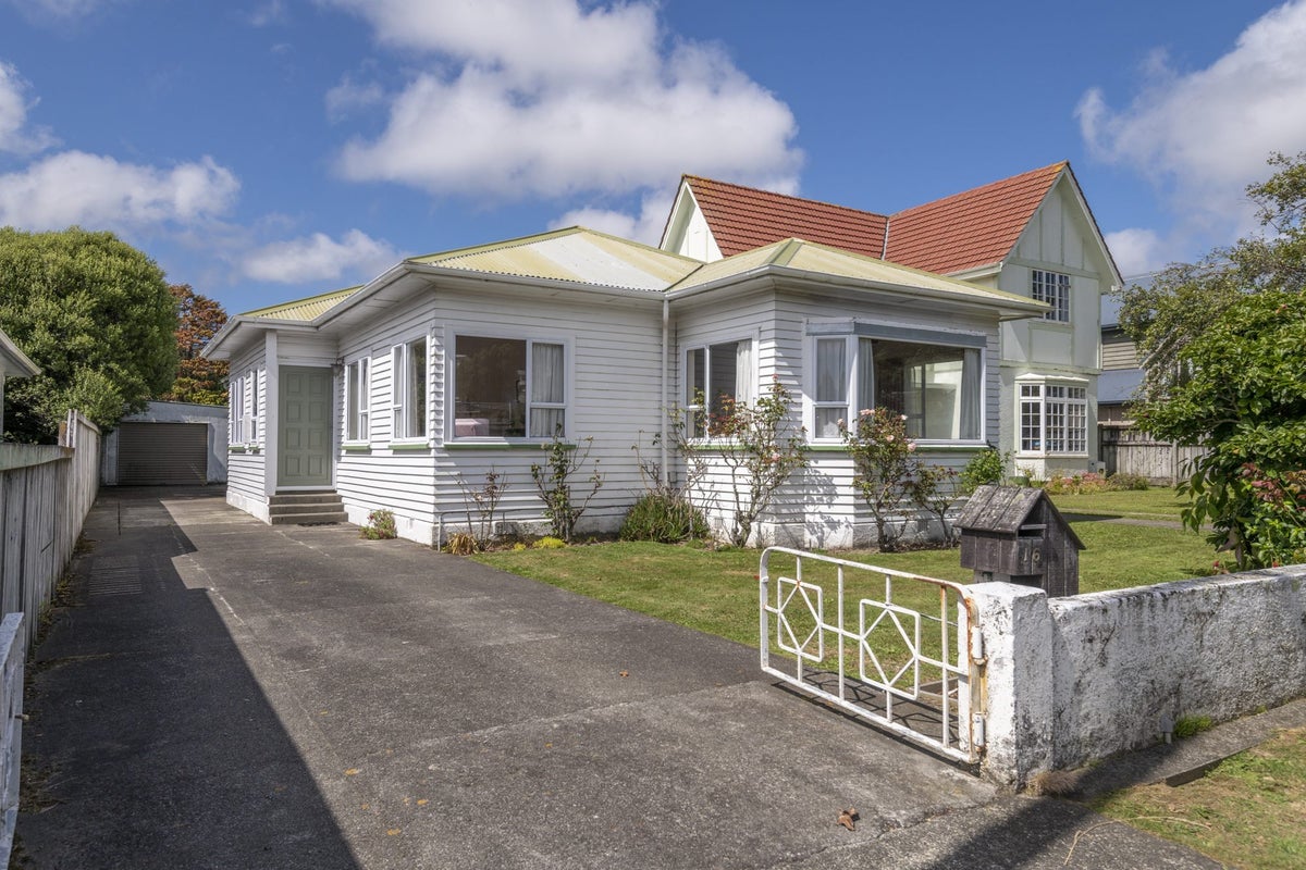 16 Cambridge Street, Tawa, Wellington - Carousel 1