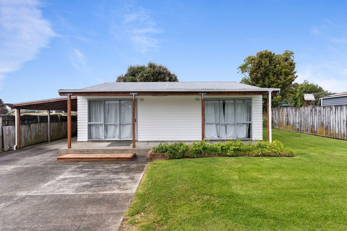 20 Stokes Avenue, Te Atatu Peninsula, Auckland - Carousel 1