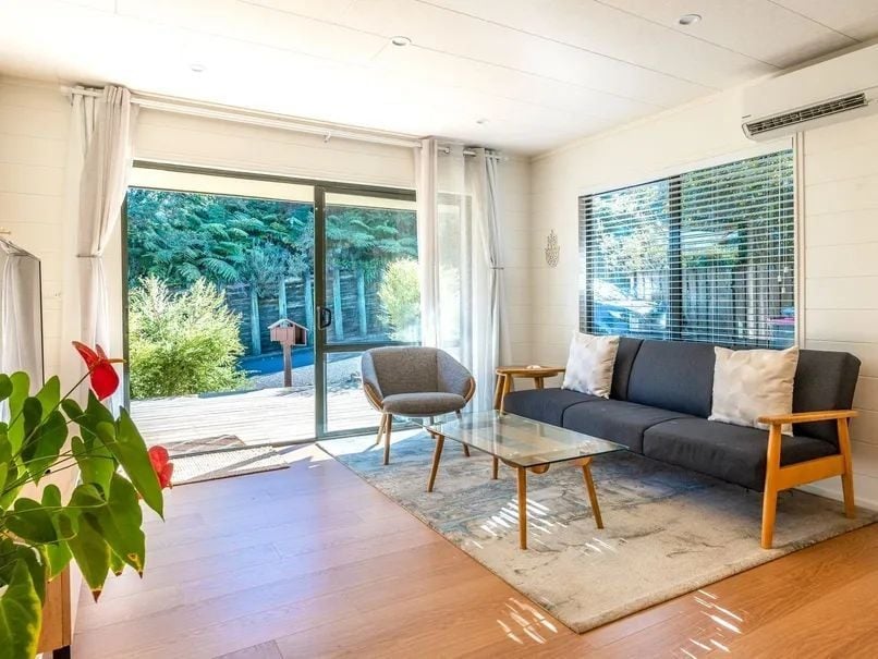 2 Karaka Road, Oneroa, Waiheke Island - Carousel 1