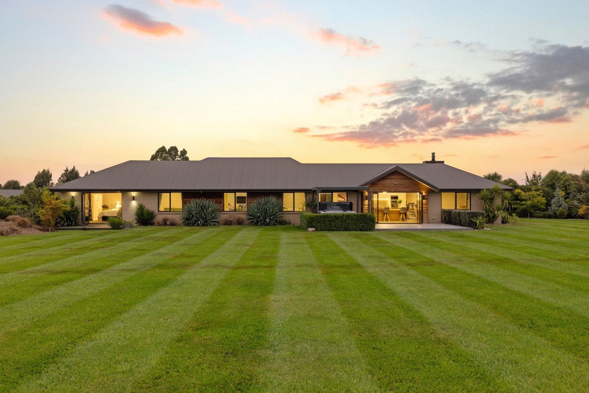 22 Landsborough Drive, Darfield, Darfield - Carousel 1