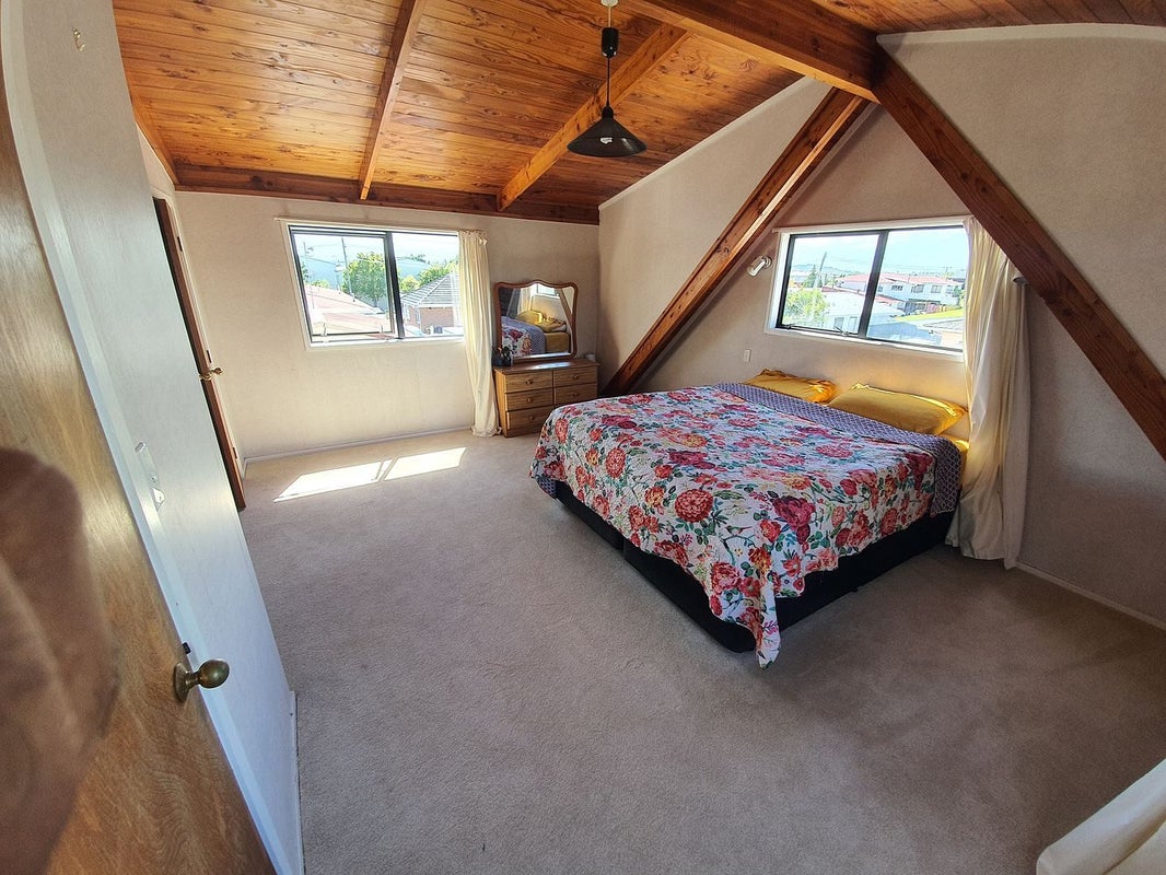 2/1 Bamboo Grove, Kelston, Auckland - Carousel 1