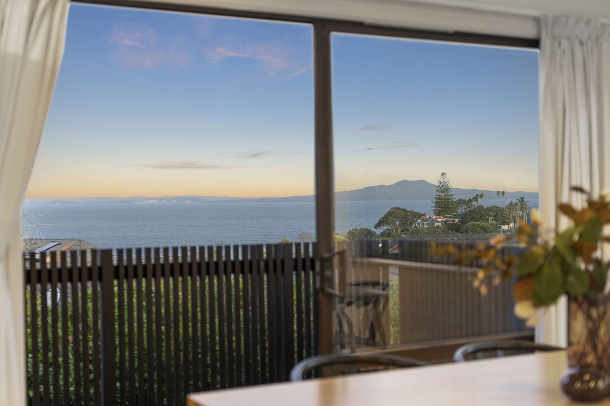 1/33 Montgomery Avenue, Rothesay Bay, Auckland - Carousel 1