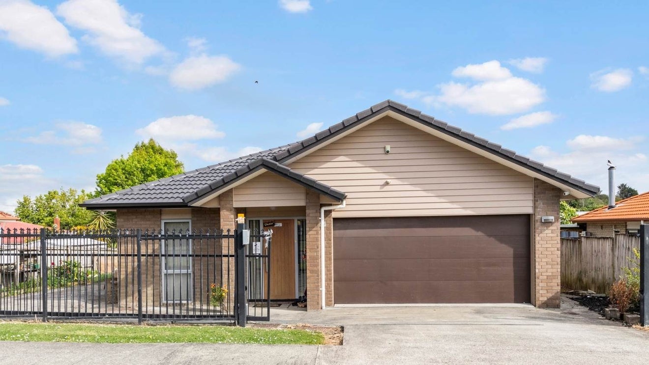 6 Jezero Drive, Massey, Auckland - Carousel 1
