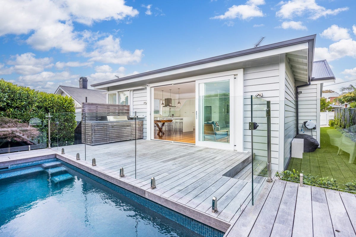 16 Warwick Street, Morningside, Auckland - Carousel 20