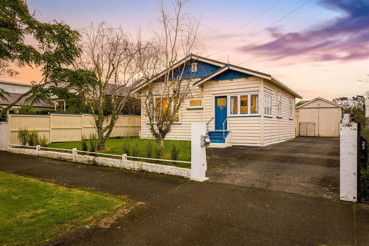 20 Johnstone Street, Point Chevalier, Auckland - Carousel 1