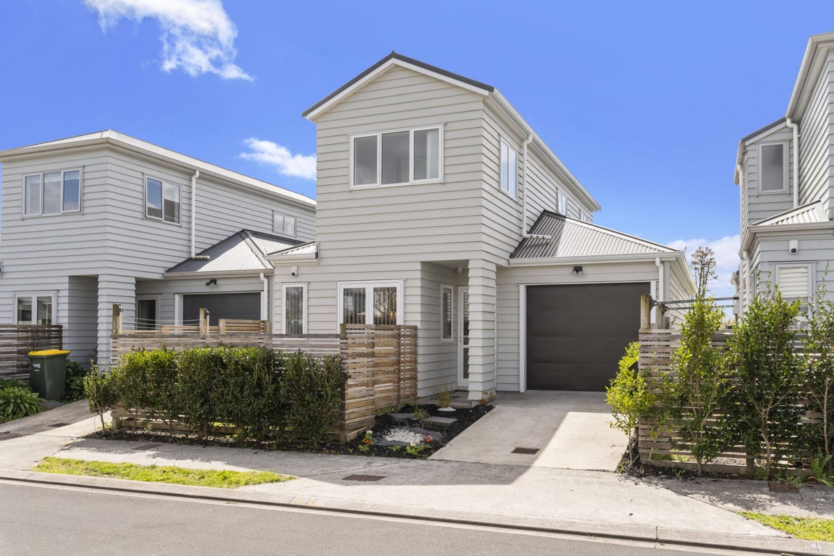 75 Divide Loop, Takanini, Auckland - Carousel 1