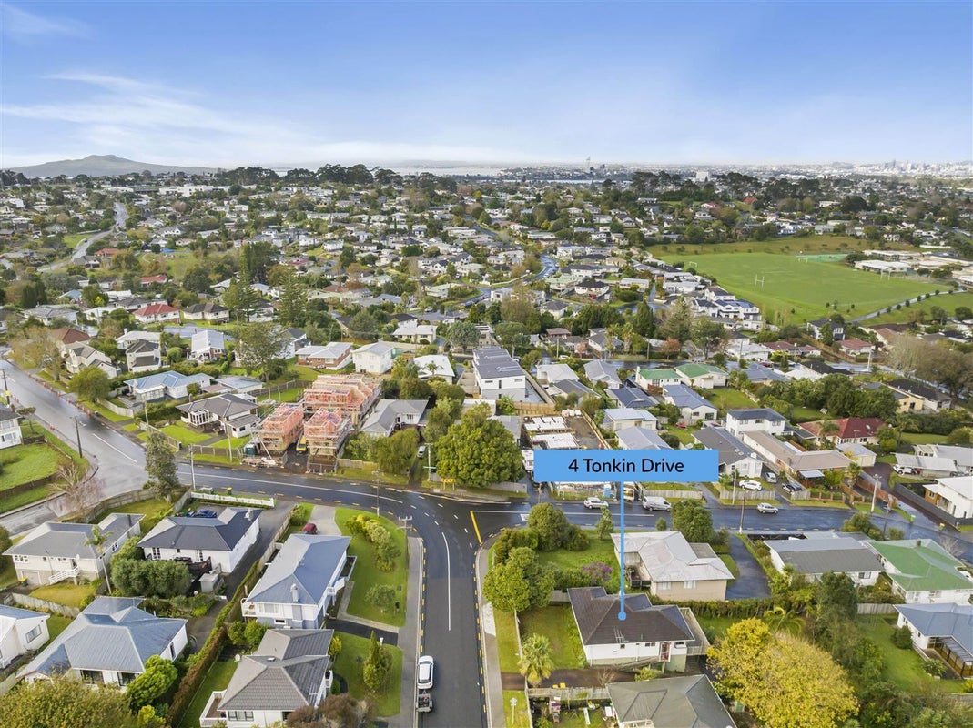 4 Tonkin Drive, Sunnynook, Auckland - Carousel 2