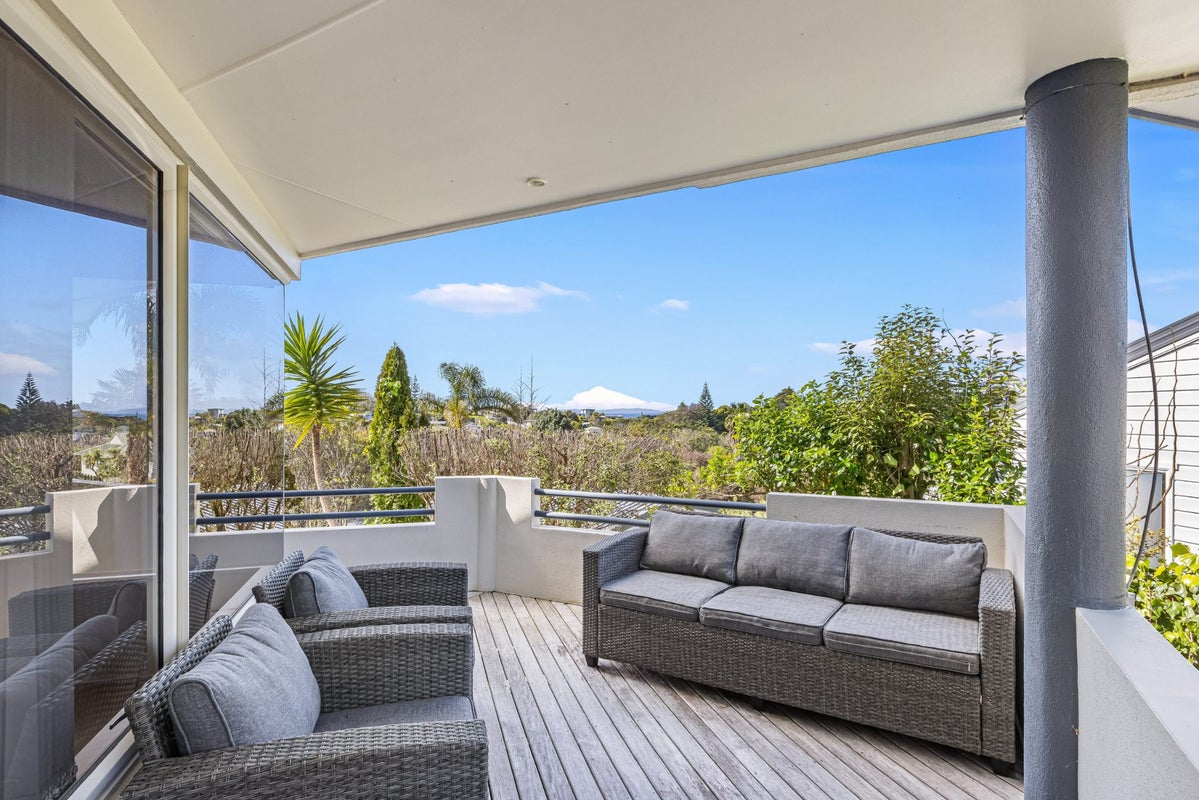 8 Jean Place, Stanmore Bay, Whangaparaoa - Carousel 2