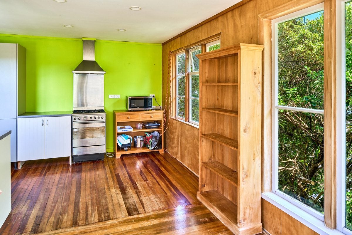 16 Walker Avenue, Paremata, Porirua - Carousel 2