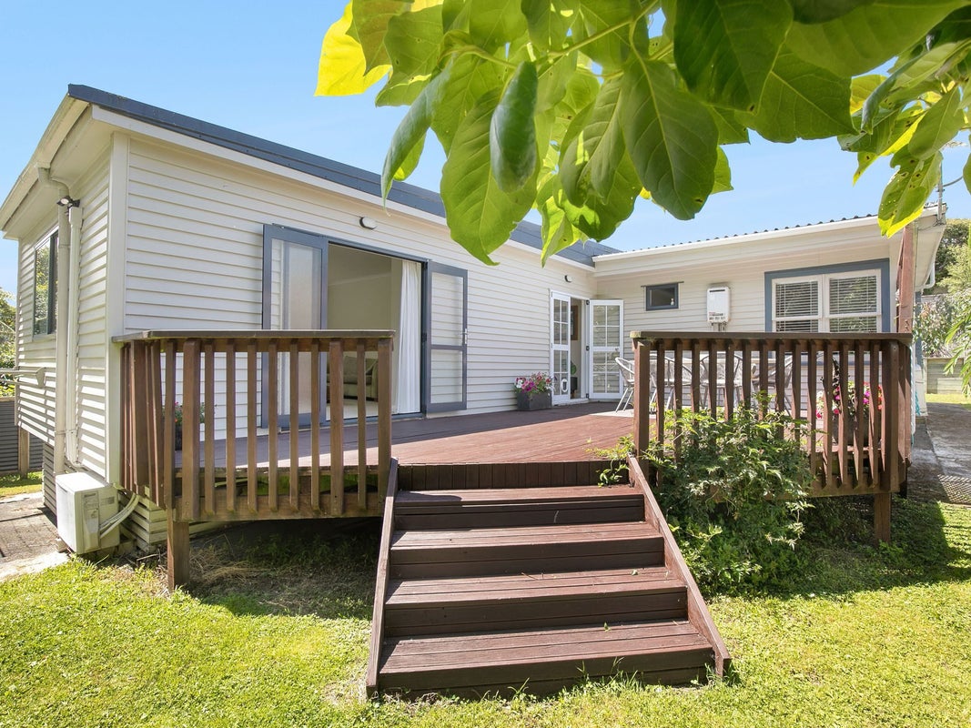 34 Lincoln Avenue, Tawa, Wellington - Carousel 1