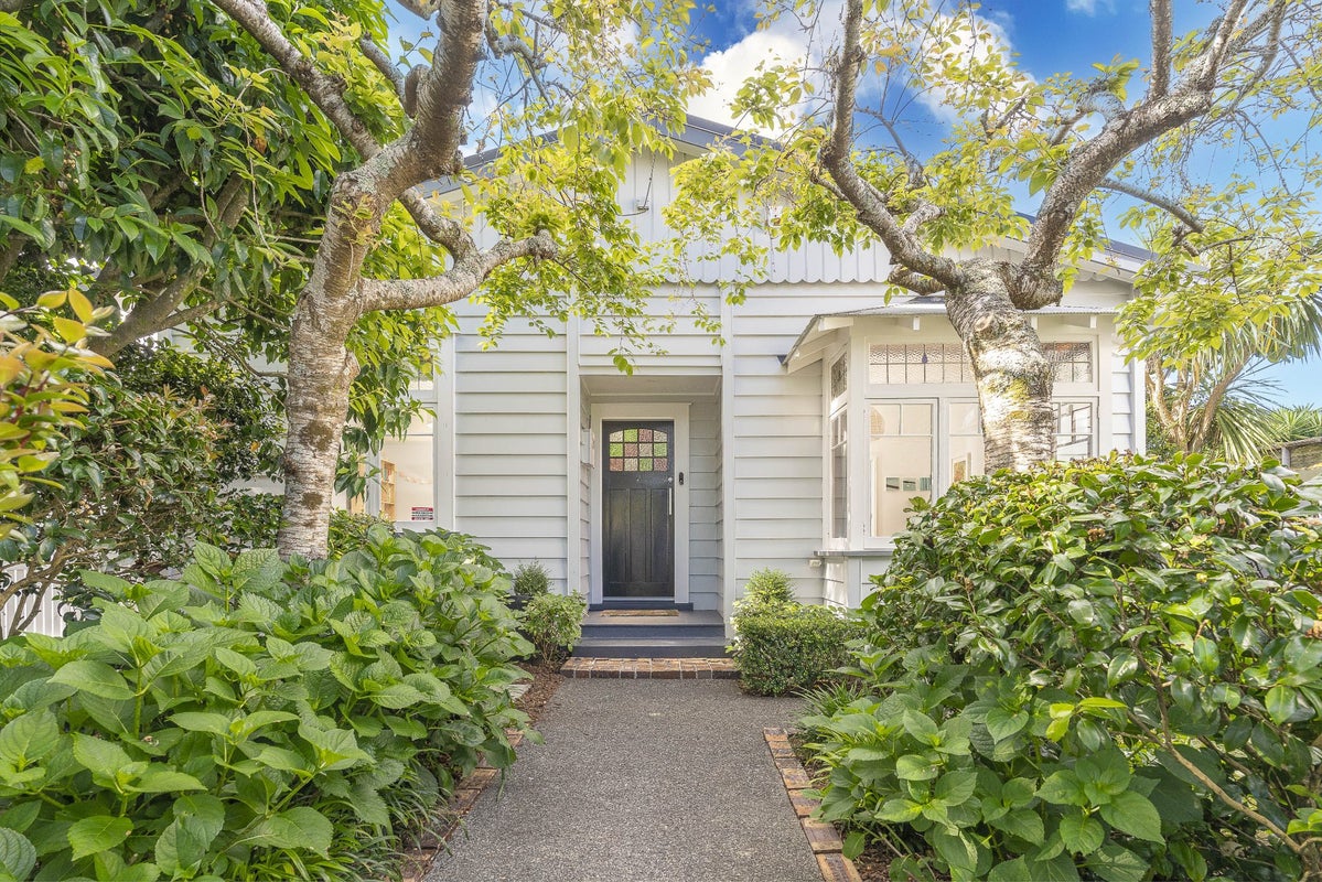 37 Kenneth Avenue, Sandringham, Auckland - Carousel 1
