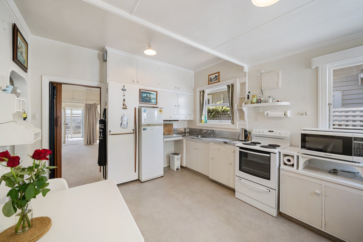 1/9 Marine Parade, Eastbourne, Lower Hutt - Carousel 2