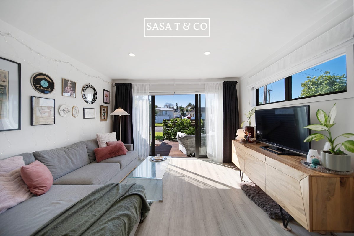 2/16 Putini Road, Mangere Bridge, Auckland - Carousel 1