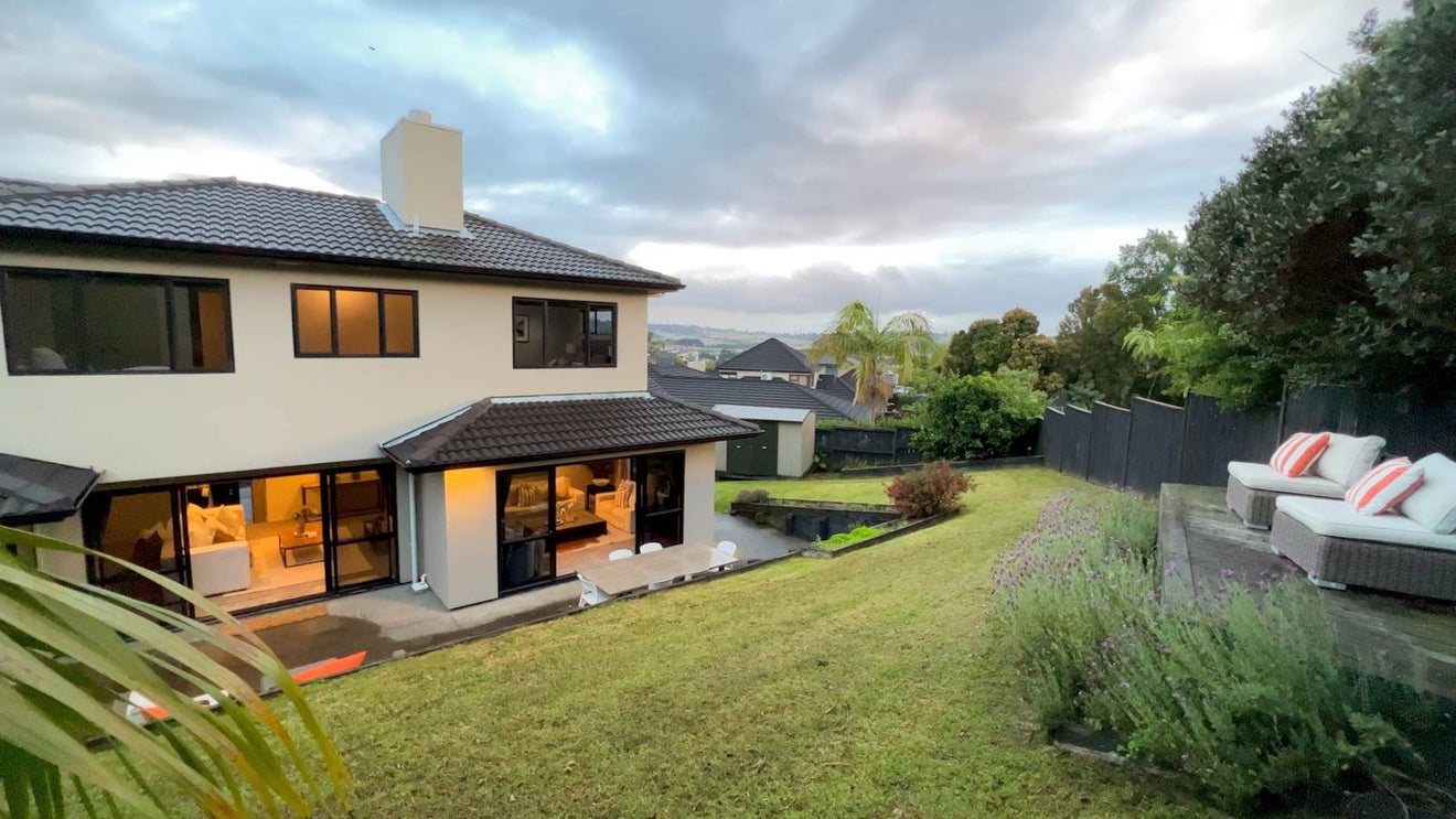 38 Gibbston Crescent, Flat Bush, Auckland - Carousel 1