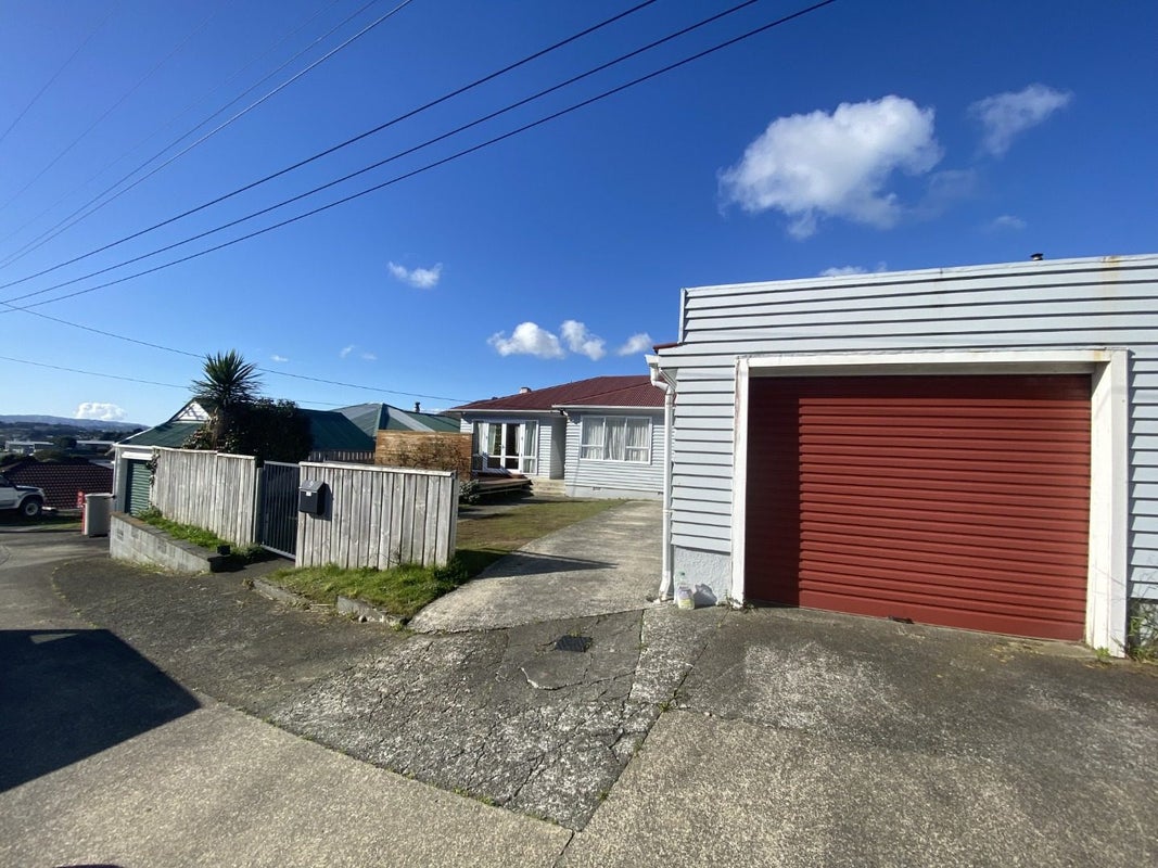 8 Carleton Terrace, Tawa, Wellington - Carousel 1