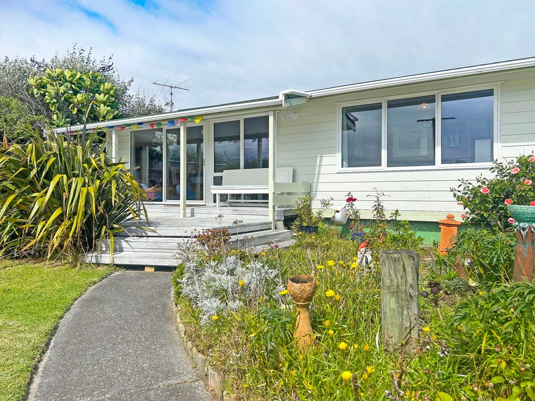 1A Field Way, Waikanae Beach, Waikanae - Carousel 2