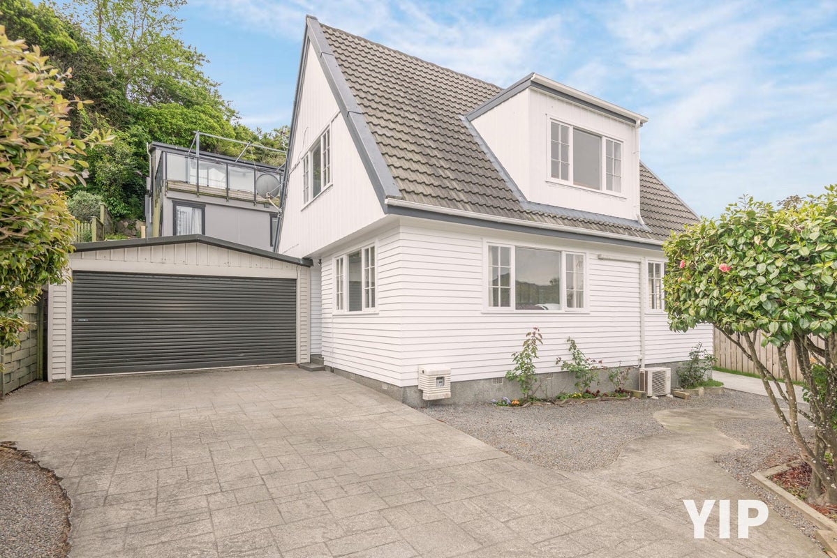 12 Fyvie Avenue, Tawa, Wellington - Carousel 1