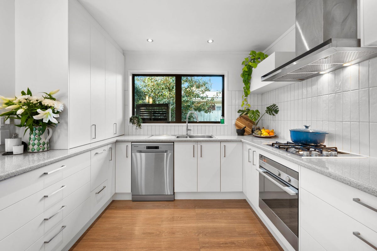 6 Gulliver Place, Conifer Grove, Takanini - Carousel 2