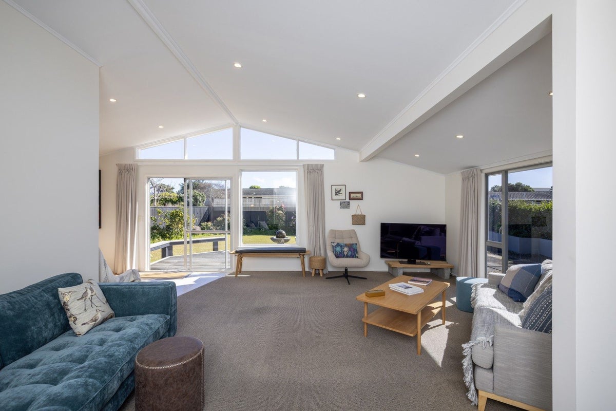 11 Hadfield Place, Paraparaumu Beach, Paraparaumu - Carousel 1