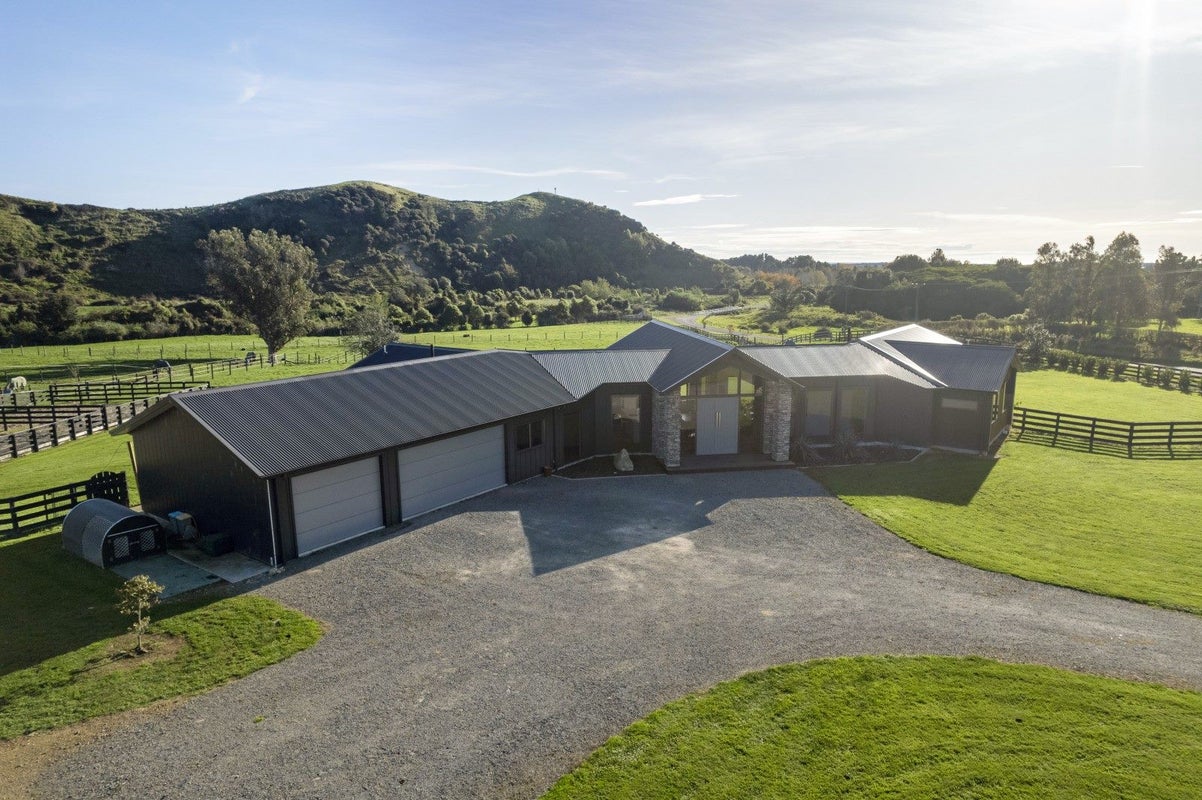 180 North Manakau Road, Manakau, Levin - Carousel 2