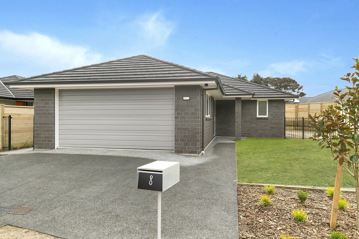 8 Martingale Drive, Whitby, Porirua - Carousel 1