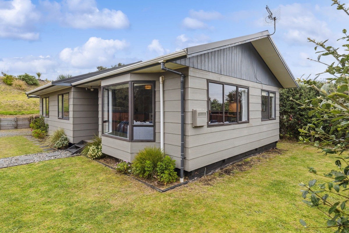 6 Jane Street , Waikanae Beach, Waikanae - Carousel 1