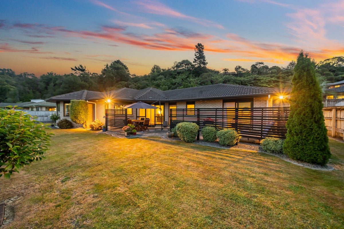 4 Aragon Grove, Kingsley Heights, Upper Hutt - Carousel 1