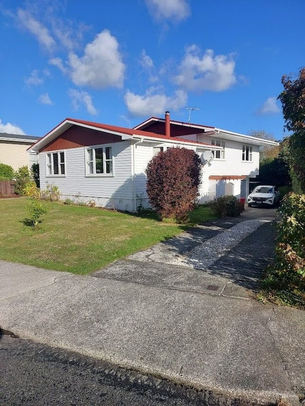 11 Zande Terrace, Tawa, Wellington - Carousel 1