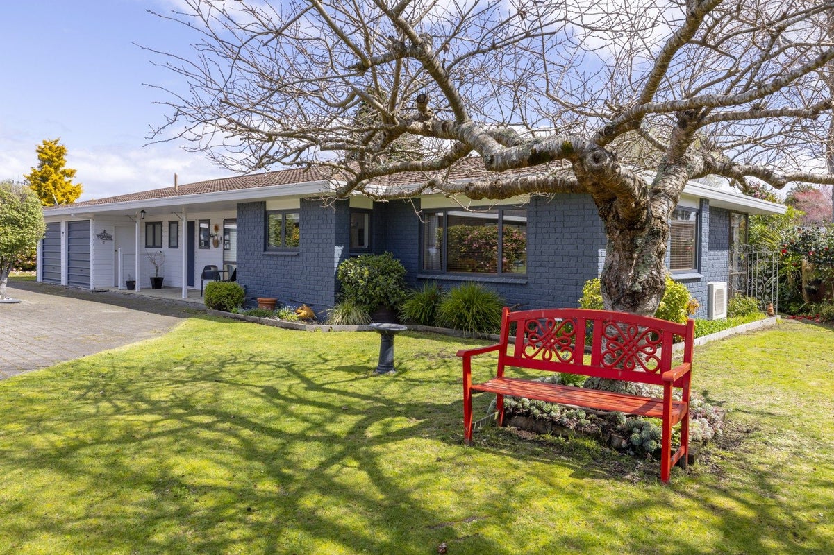 7 Kathleen Place, Rainbow Point, Taupo - Carousel 1