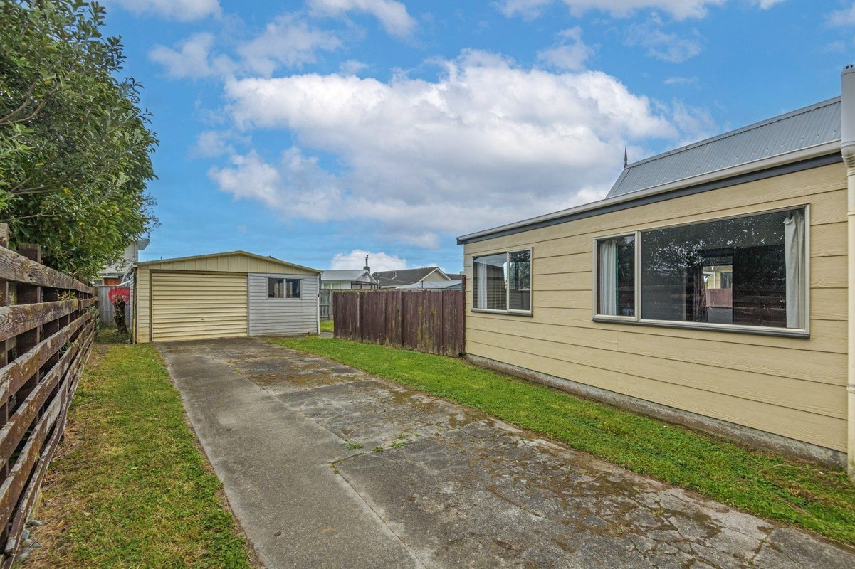 28 Suzanne Grove, Kelvin Grove, Palmerston North - Carousel 2