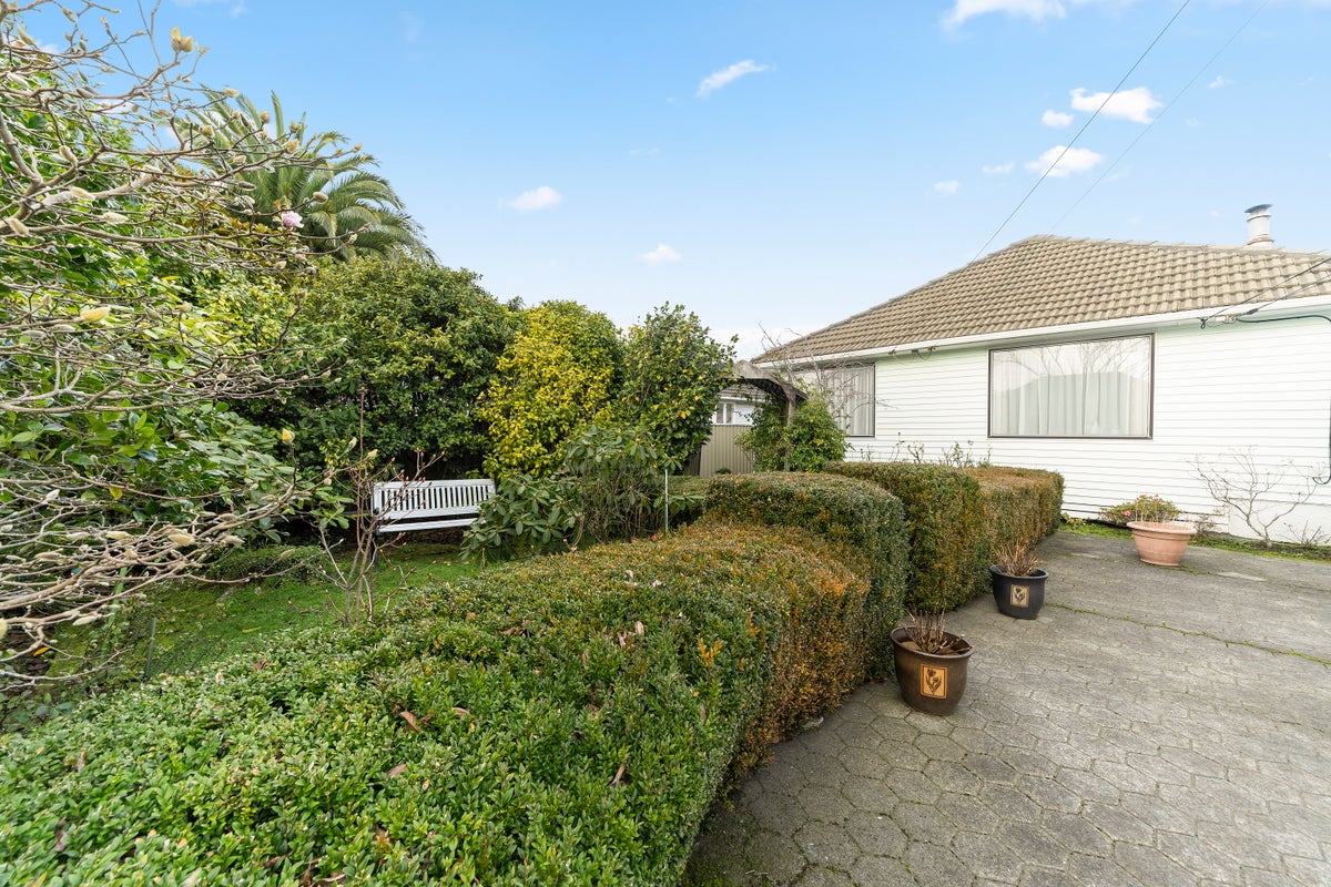 8 Nelson Crescent, Wainuiomata, Lower Hutt - Carousel 1