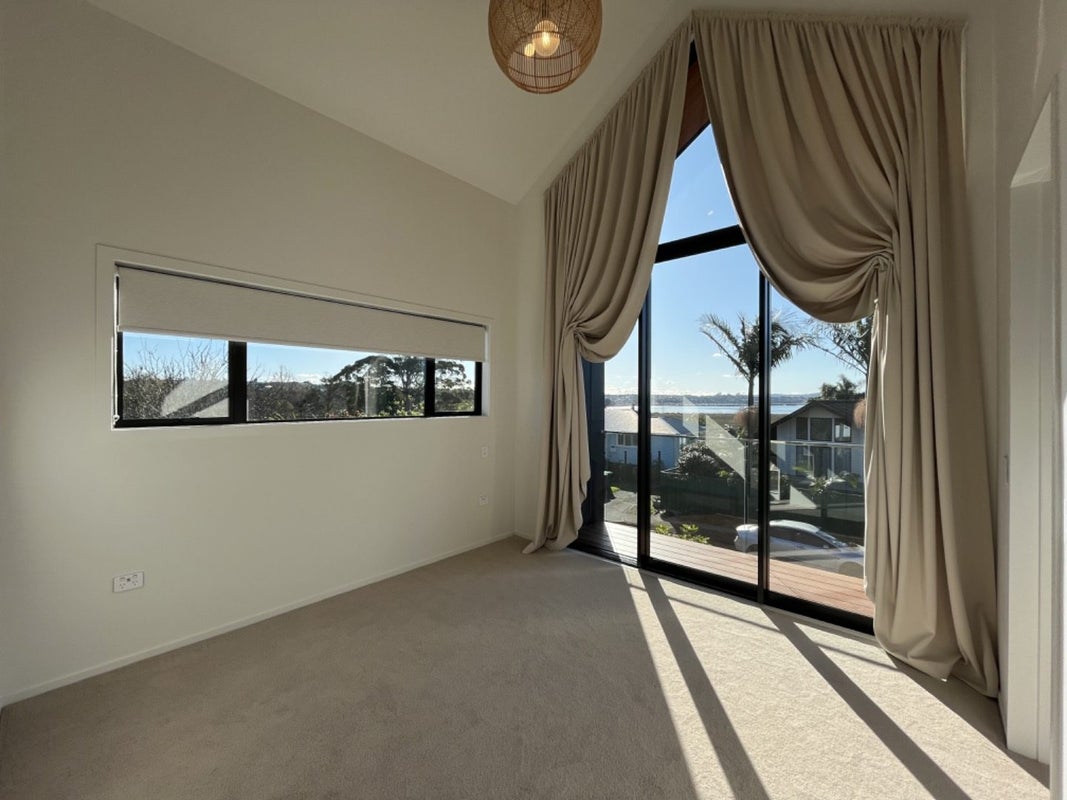 27 Dawnhaven Drive, Te Atatu Peninsula, Auckland - Carousel 1