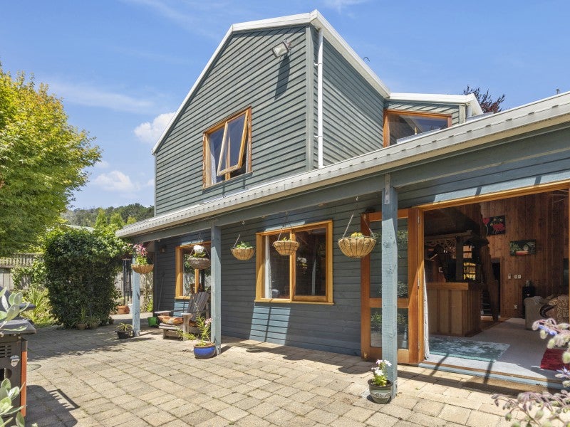 5 Dalton Grove, Stokes Valley, Lower Hutt - Carousel 1