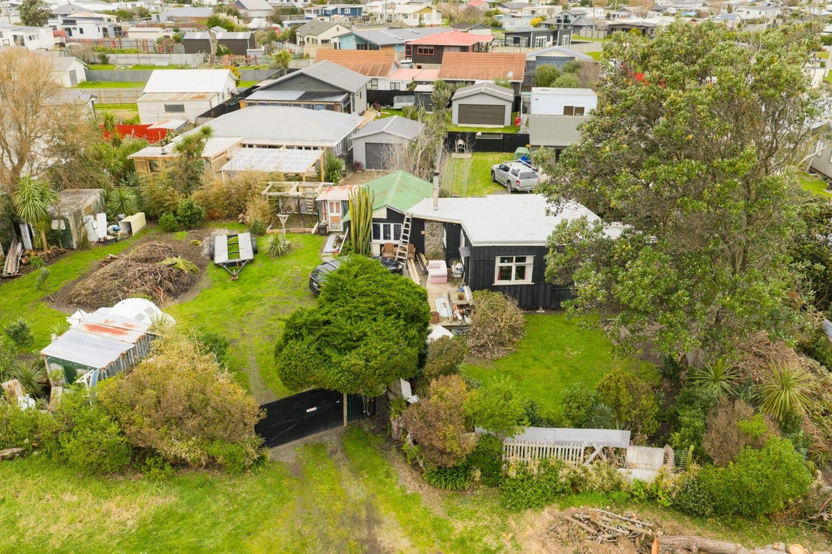 8 Robbie Street, Foxton Beach, Foxton - Carousel 1