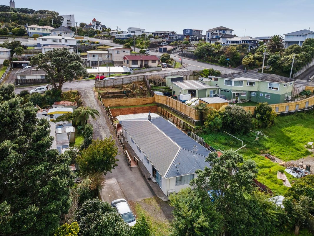 42 Simons Street, Moturoa, New Plymouth - Carousel 2