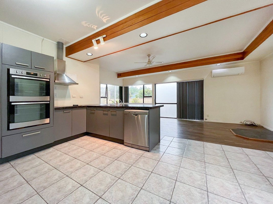 4 Landsberg Way, Windsor Park, Auckland - Carousel 2