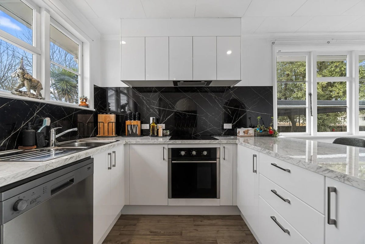 6 Kenney Crescent, Fairfield, Hamilton - Carousel 1