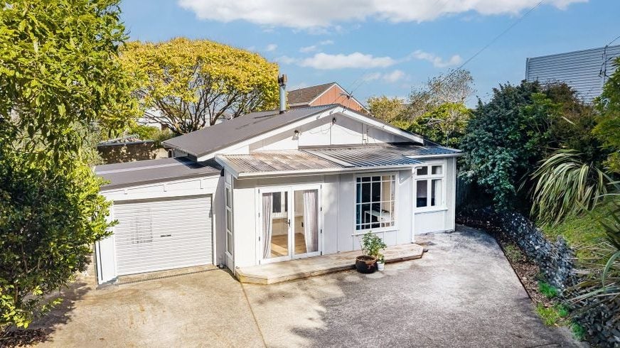 1 Gordon Road, Plimmerton, Porirua - Carousel 1