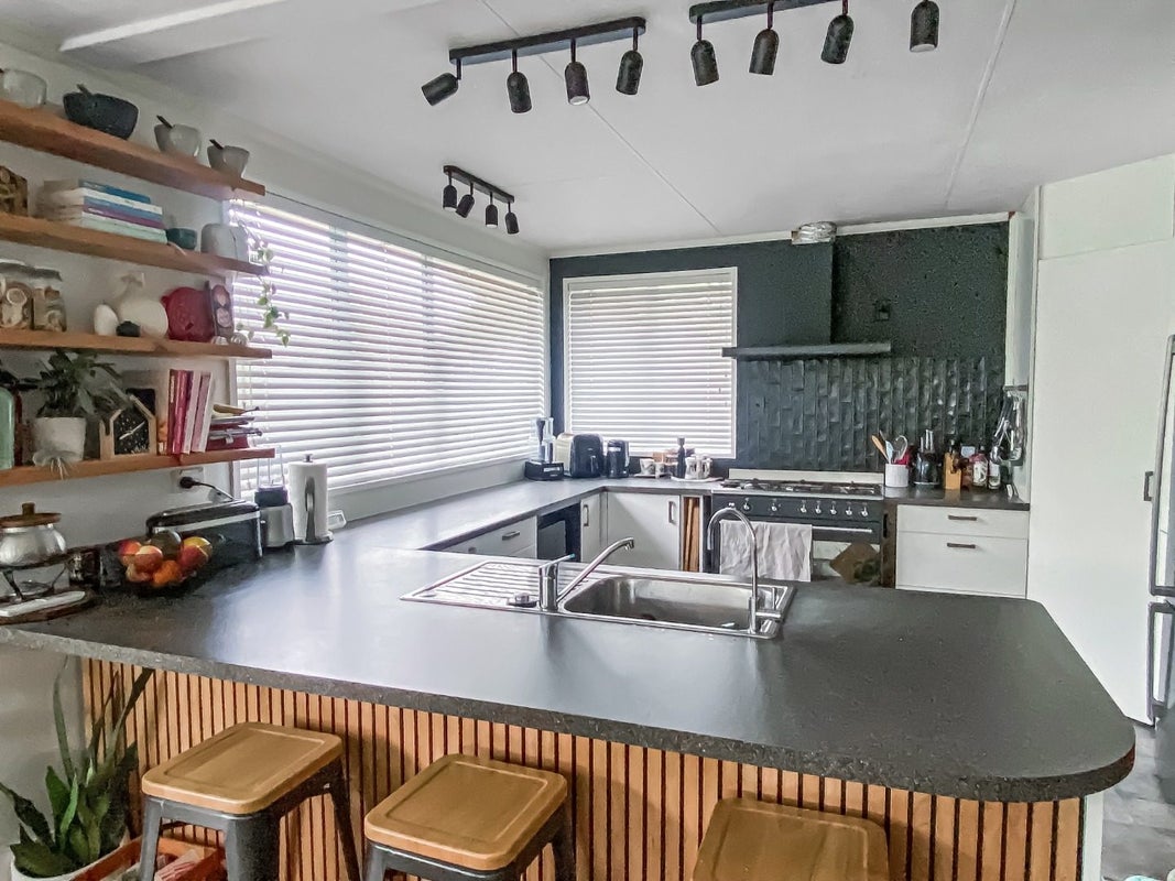 2 Rakino Place, Awapuni, Palmerston North - Carousel 2