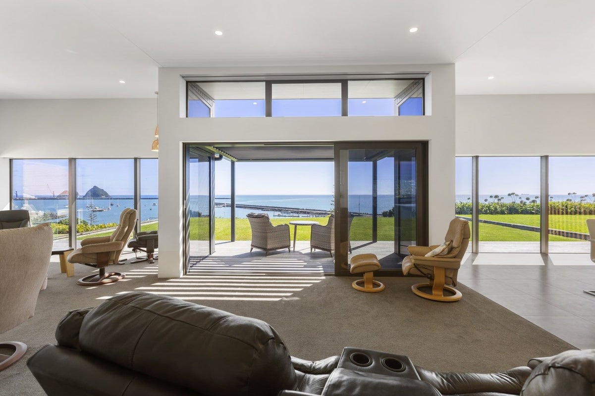 2 Roy Terrace, Moturoa, New Plymouth - Carousel 2