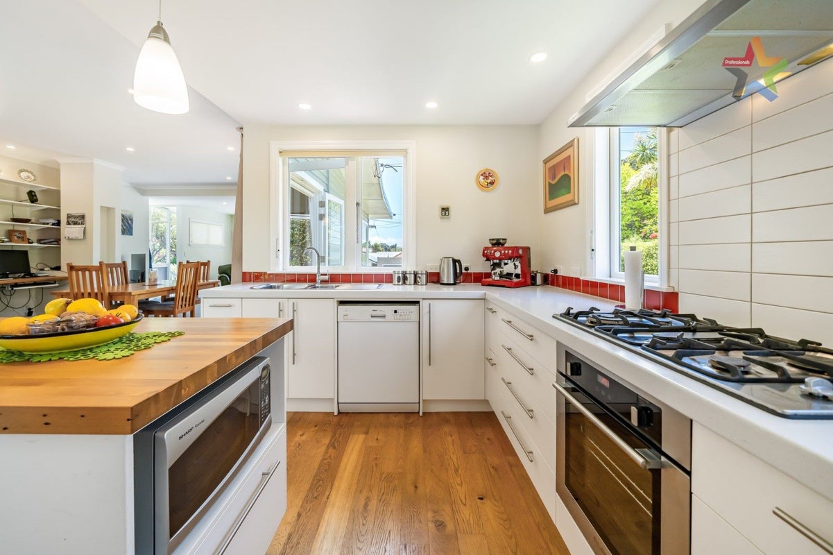 9 Puriri Street, Eastbourne, Lower Hutt - Carousel 2