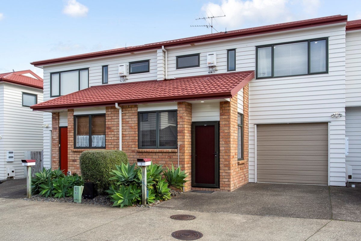 18/22 Northcross Drive, Oteha, Auckland - Carousel 1