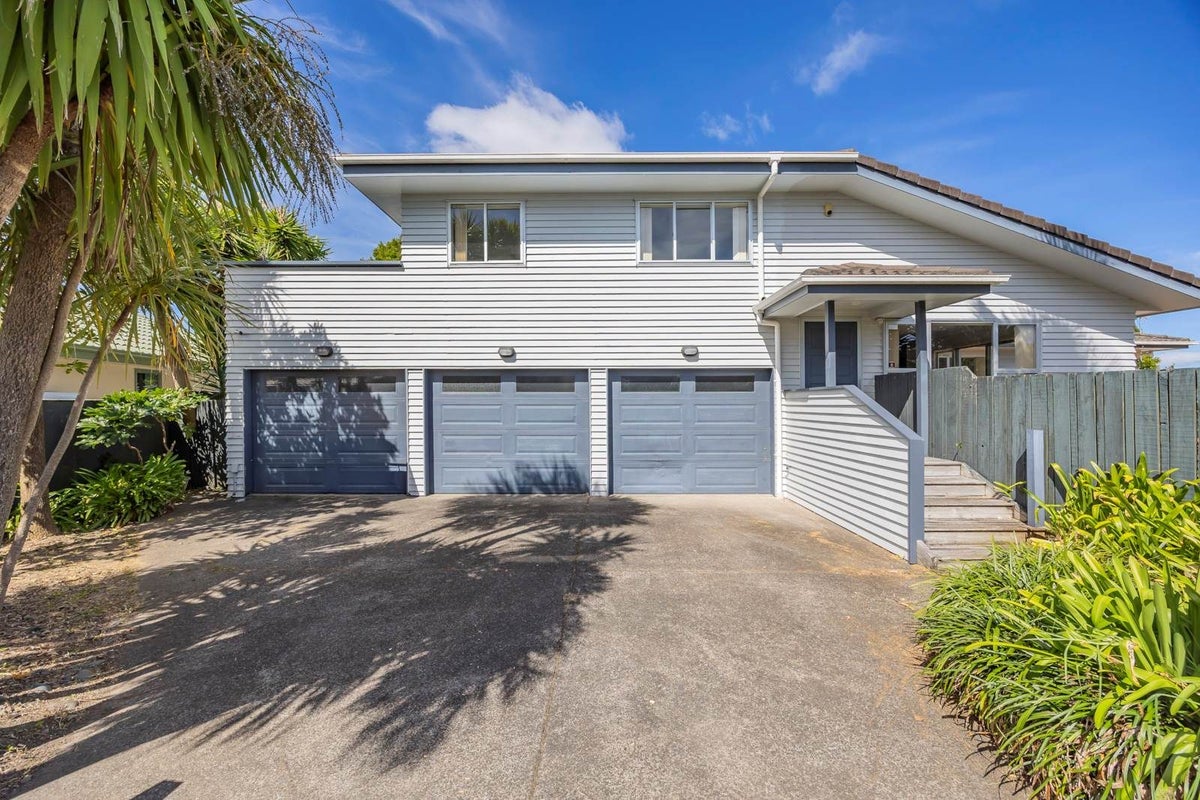 2 Redwood Drive, Massey, Auckland - Carousel 1